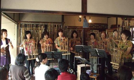 民族楽器ライブ～♪インドネシアの竹楽器・アンクルンの音色と