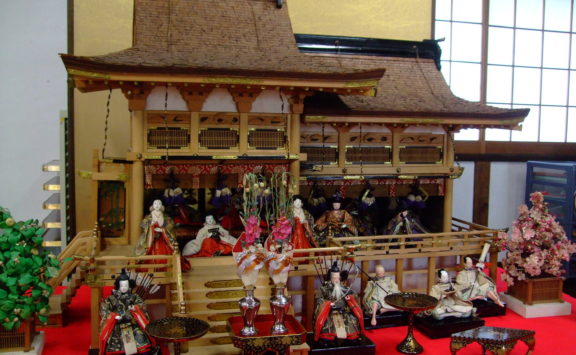 <新収蔵品紹介>昭和9年の檜皮葺き御殿飾り雛の画像