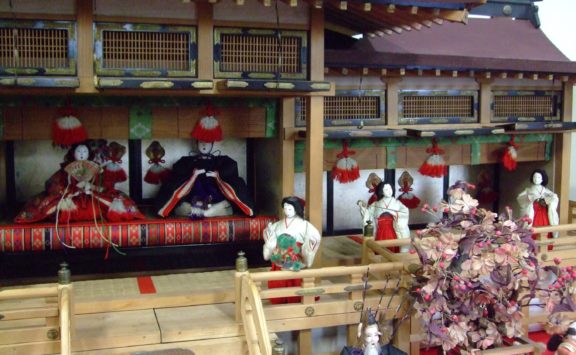 <新収蔵品紹介>明治30年代の板葺き御殿飾り雛の画像