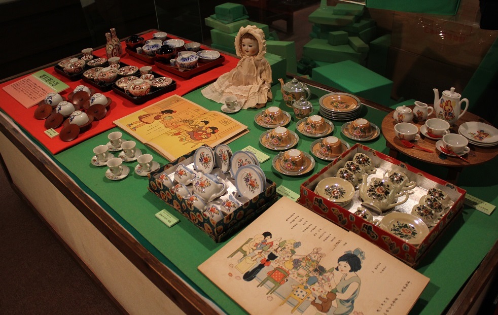 日本と世界のままごと道具   日本玩具博物館