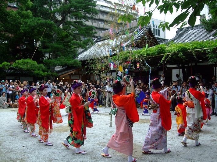 人縁と幸運　北部伝説　精霊メープライピヤ降霊術シープン　礼拝用　貴重 見学レポート＞白峯神宮の七夕蹴鞠と小町踊り | 日本玩具博物館
