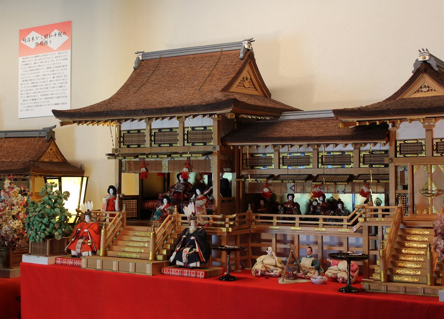 御殿飾りの世界へ | 日本玩具博物館