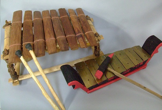 世界の太鼓と打楽器・形と音色   日本玩具博物館