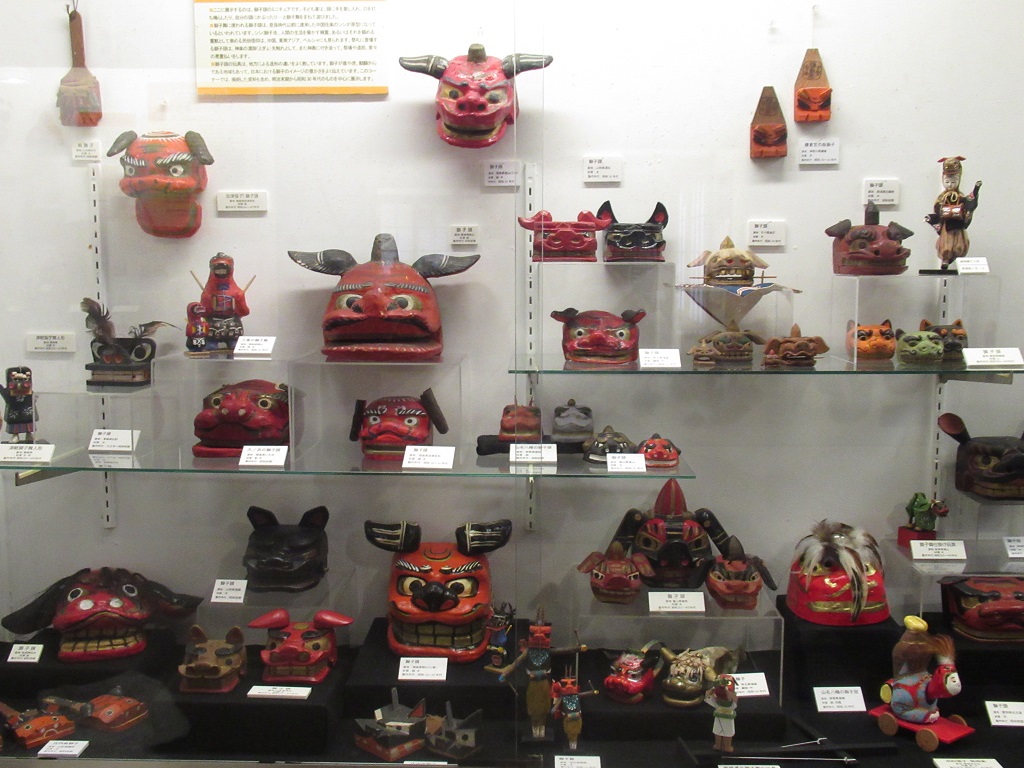 獅子頭の玩具」の展示が始まりました。 | 日本玩具博物館