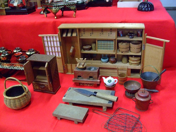 ＜新収蔵品紹介＞昭和9年の檜皮葺き御殿飾り雛 | 日本玩具博物館