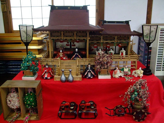 新収蔵品紹介＞明治30年代の板葺き御殿飾り雛 | 日本玩具博物館