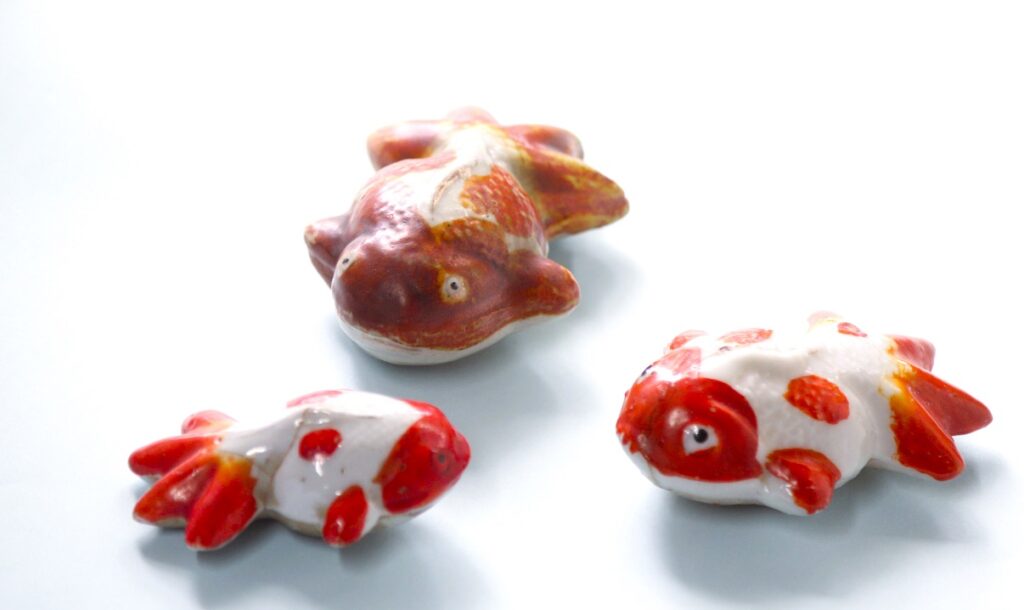 陶磁製の「浮き金魚」 | 日本玩具博物館